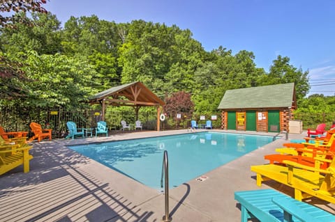 Homey Sevierville Cabin with Deck Near Pigeon Forge! Haus in Sevierville