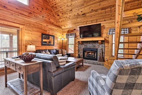 Homey Sevierville Cabin with Deck Near Pigeon Forge! Maison in Sevierville