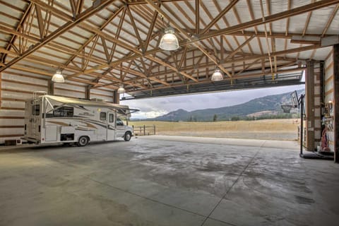 Rural Kettle Falls Bunkhouse with Airstrip and Trails! Haus in Franklin D Roosevelt Lake