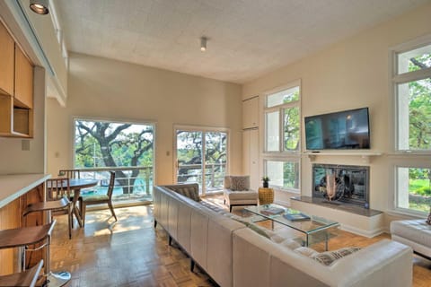 Spacious Lake Travis Home with Private Deck and Views! Haus in Volente
