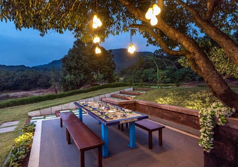 Facade/entrance, Natural landscape, Garden, Food and drinks, Seating area, Dining area, Food, Mountain view, Dinner, hair dresser