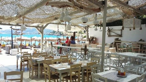 Restaurant/places to eat, Day, Natural landscape, Food and drinks, Banquet/Function facilities, Beach, Food, Sea view