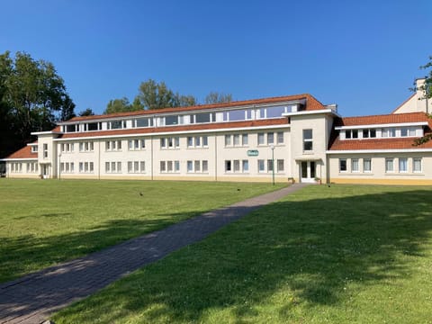Property building, Facade/entrance, Garden, Garden view