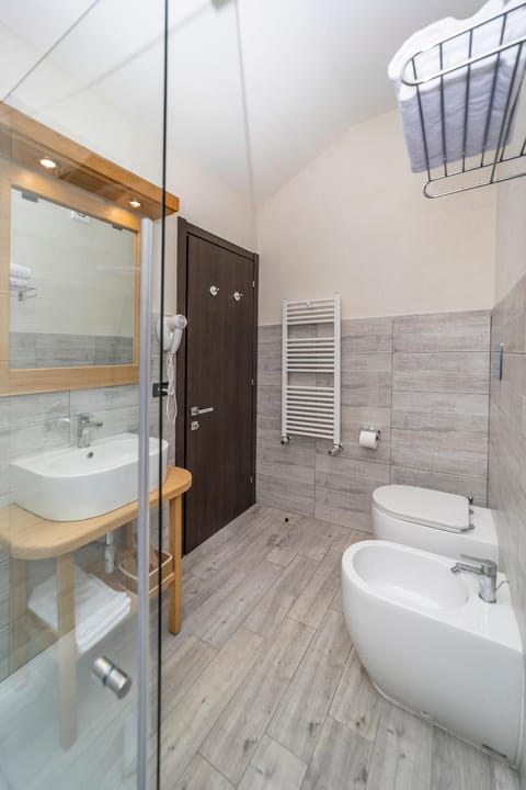 Shower, Toilet, Bathroom, bidet, towels