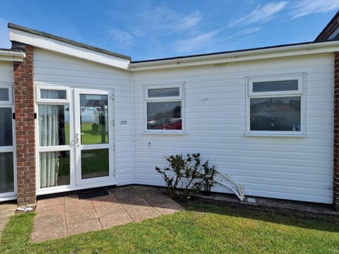 Sea View Holiday Chalet, access to sandy beach - Pets go free Chalet in Winterton-on-Sea