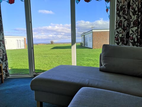 Sea View Holiday Chalet, access to sandy beach - Pets go free Chalet in Winterton-on-Sea