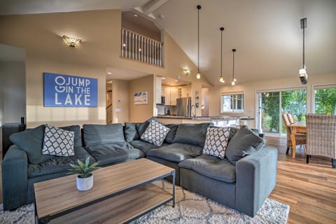Family Home on Lake Chelan with Mtn and Lake View! Haus in Lake Entiat