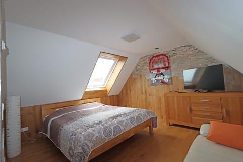 Bed, TV and multimedia, Photo of the whole room, Bedroom