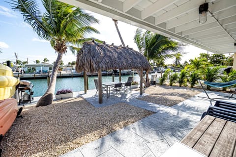 Newly Renovated 3br2ba Duplex with private Dock Casa in Key Colony Beach