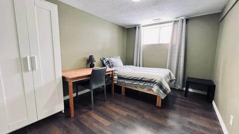 Monthly Rental Private Rooms NAIT Guest House For Men Only Bed and Breakfast in Edmonton