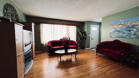 Monthly Rental Private Rooms NAIT Guest House For Men Only Bed and Breakfast in Edmonton