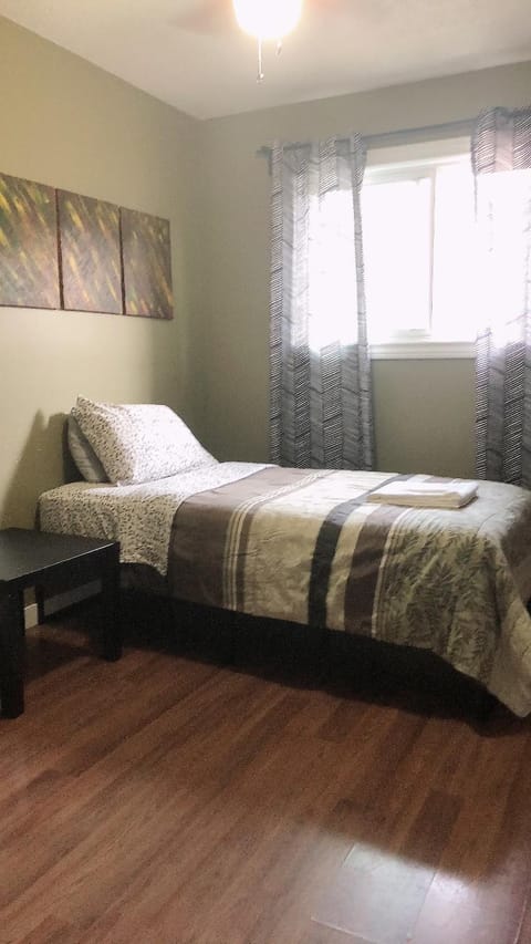 Monthly Rental Private Rooms NAIT Guest House For Men Only Bed and Breakfast in Edmonton