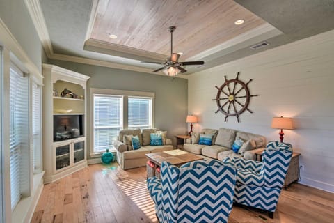Updated Crystal Beach Retreat with Deck and Fire Pit! Maison in Bolivar Peninsula