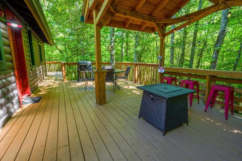 The Big Little Cabin - Hot Tub & Playground House in Union County