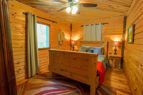 The Big Little Cabin - Hot Tub & Playground House in Union County