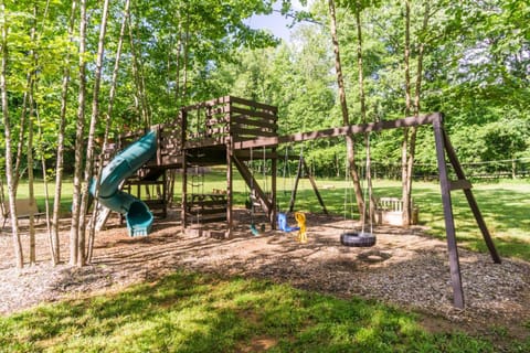 The Big Little Cabin - Hot Tub & Playground House in Union County