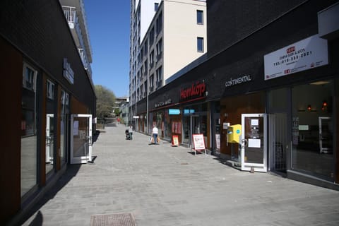 Facade/entrance, Off site, Neighbourhood, On-site shops, Supermarket/grocery shop, Shopping Area