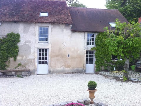 Maison de Charme avec Piscine Chauffée, Proche Châteauroux, Dans une Propriété du 18ème Siècle - FR-1-591-151 House in Centre-Val de Loire