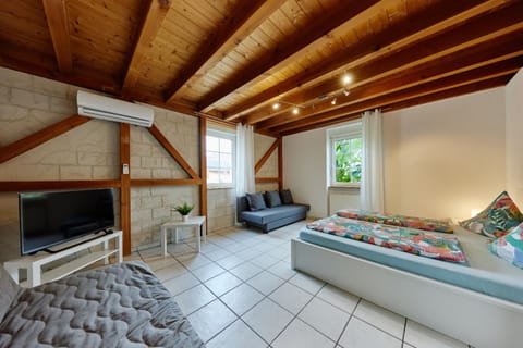 Bed, TV and multimedia, Photo of the whole room, Seating area, Bedroom