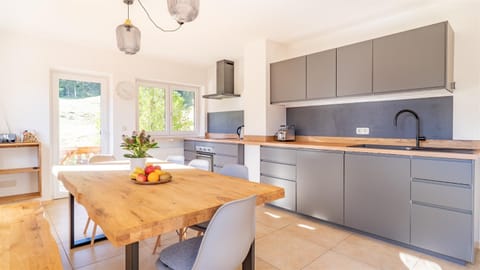 Kitchen or kitchenette, Dining area