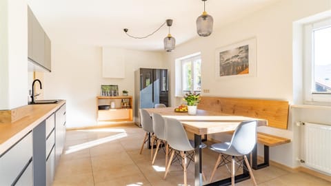 Kitchen or kitchenette, Dining area
