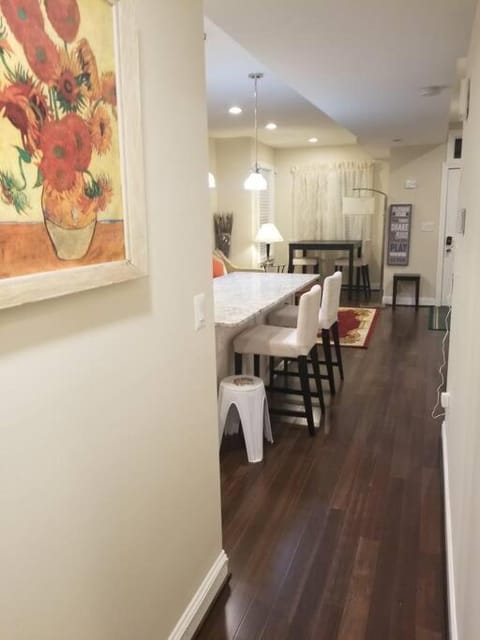 Beautiful New 4 Bedroom 3 Bath Family Home Or 1 BR Apt Nr Howard U Downtown NW DC Bed and Breakfast in District of Columbia