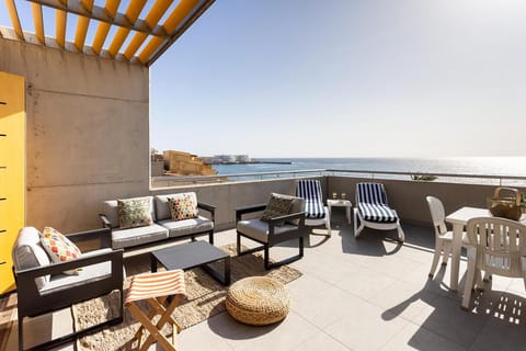 Day, Balcony/Terrace, Balcony/Terrace, Living room, Dining area, Beach, Sea view