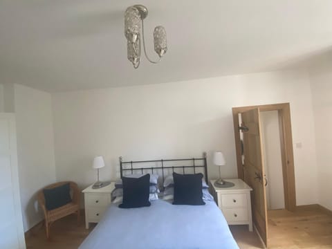 Photo of the whole room, Bedroom, wardrobe