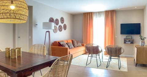 TV and multimedia, Balcony/Terrace, Living room, Seating area, Dining area