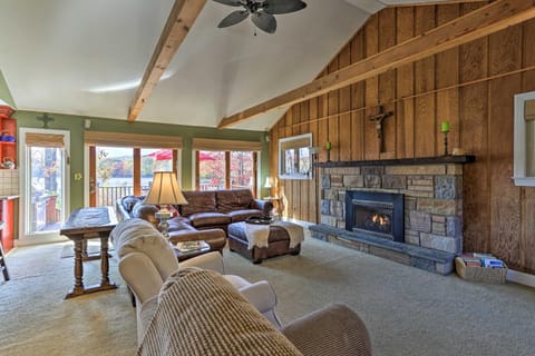 Waterfront Haven on Pines Lake Ski, Swim and Relax Haus in Coolbaugh Township