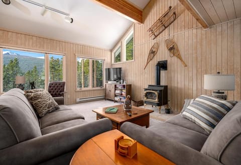 Blue River Pines Home: Peaceful, Hot Tub, Views House in Blue River