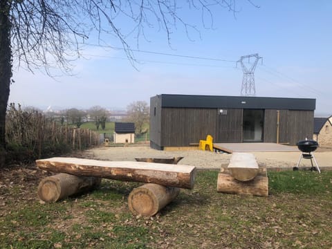 Property building, BBQ facilities, Balcony/Terrace