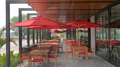 Restaurant/places to eat, Balcony/Terrace, Lounge or bar