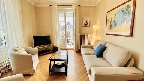 Bright, classic and elegant, close to train station Apartment in Lausanne