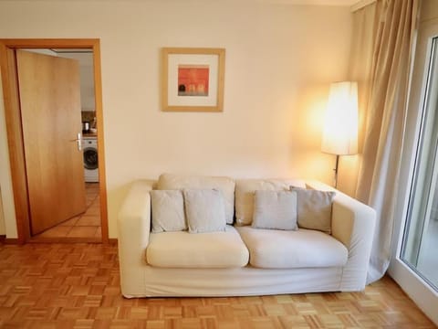 Comfortable, very well located between train station and lake! Apartment in Lausanne