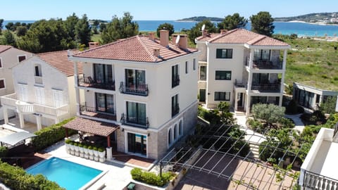 Neighbourhood, Bird's eye view, Pool view