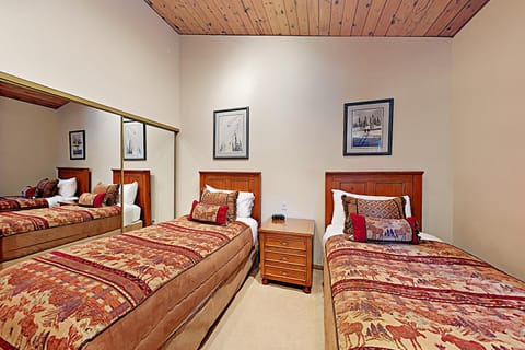 Timberline Condominiums 2 Bedroom plus Loft 3 Bath Deluxe Unit B3H Casa in Snowmass Village