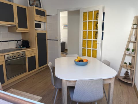 Kitchen or kitchenette, Dining area, minibar, pet friendly, stove