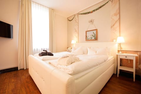 Bed, Living room, Seating area, Bedroom