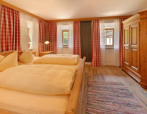 Photo of the whole room, Decorative detail