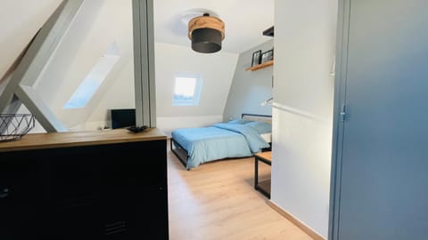 Bed, TV and multimedia, Bedroom