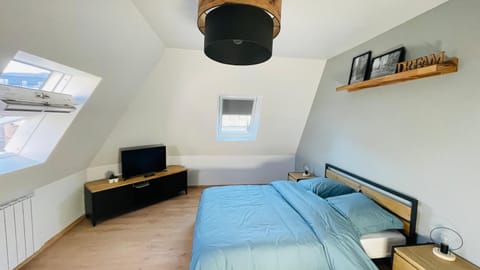 Bed, TV and multimedia, Bedroom