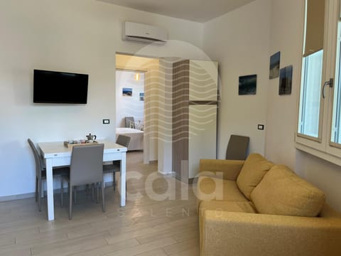 TV and multimedia, Living room, Seating area, Dining area, air conditioner