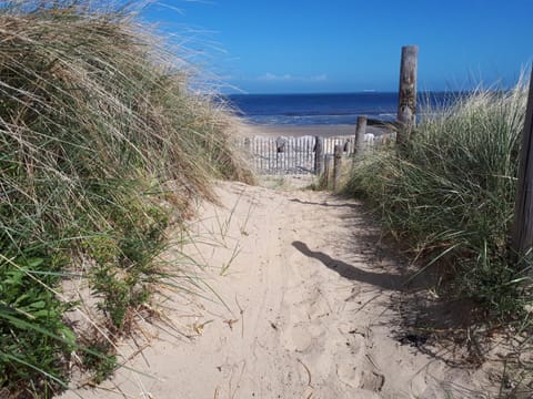 sangatte " Les Terrasses" maison front de mer Les pieds dans l'eau pleine de charme Cap Blanc Nez Côte d'Opale House in Hauts-de-France