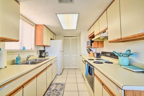Canalfront Retreat with Dock, Hot Tub and Pool Access! Condominio in North Padre Island