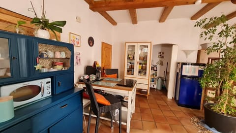 Kitchen or kitchenette, Dining area, stove