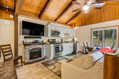 Cozy one bedroom with privacy - Community beach access House in Lake Pend Oreille