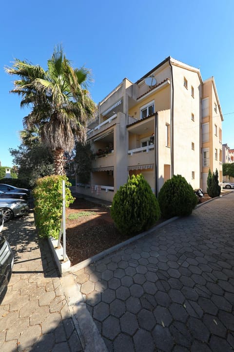 Property building, Patio, Facade/entrance, Garden