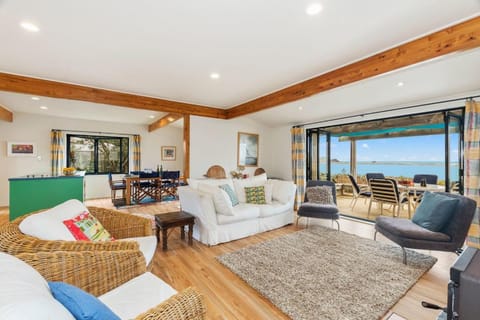 Taste Of Paradise with WiFi!- Mangawhai Heads Home House in Auckland Region