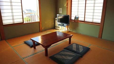 Minpaku Hanaya Bed and Breakfast in Nozawaonsen
